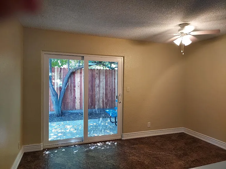 4520 Hackberry Ln — Photo 8