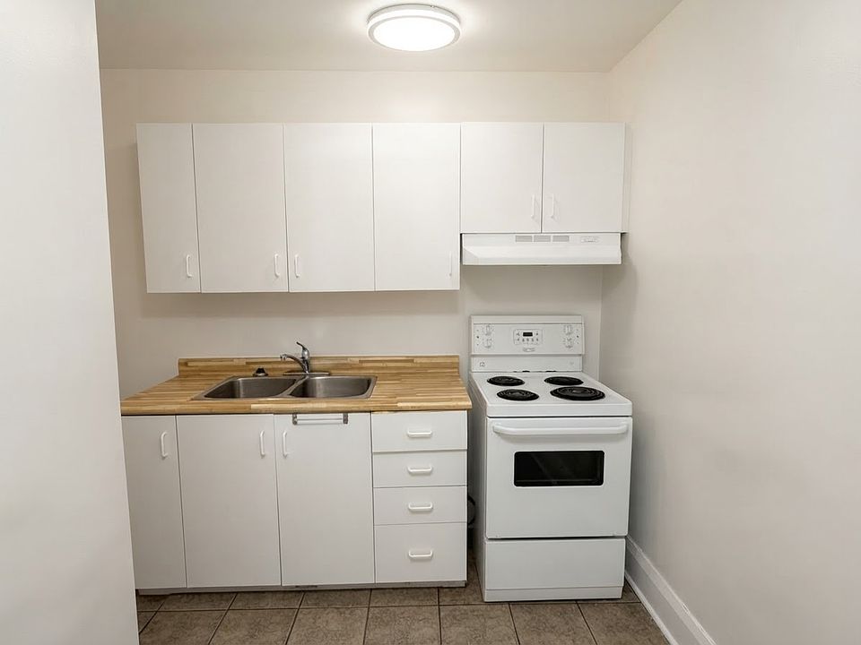 1st image of 2903 Lakeshore Rd W #2