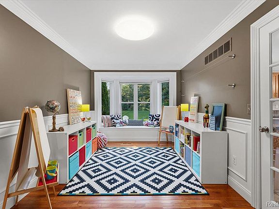 5th image of 100 Ridge Field Ct
