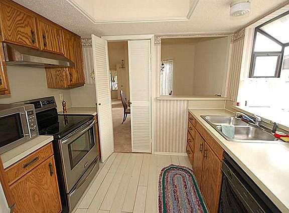 3rd image of 654 Hunters Glen St