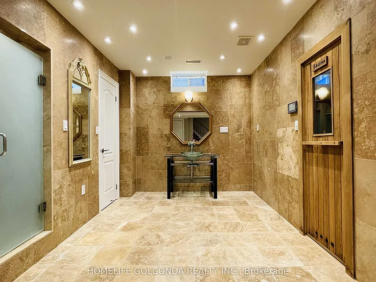 110 A Bond Cres #LOWER — Photo 8