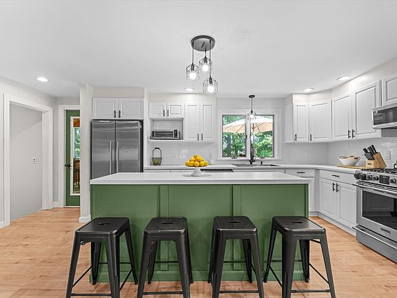 5th image of 21 Fyrbeck Ave