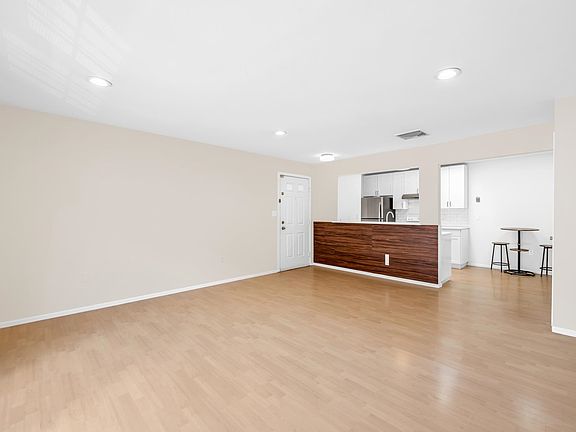 5th image of 300 Crown Ct APT 523