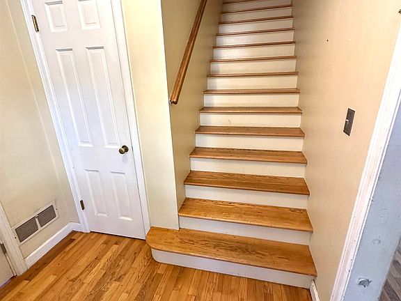 5th image of 209 W 1st Ave