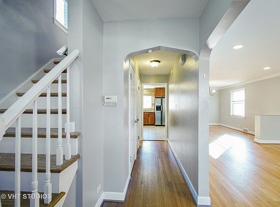 3rd image of 2613 W Balmoral Ave