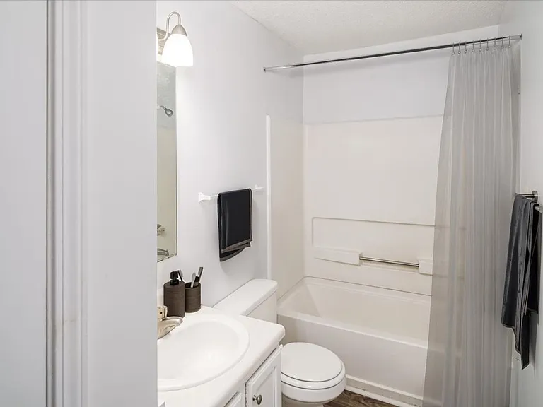 Meadowbrook Luxury Apartments — Photo 30