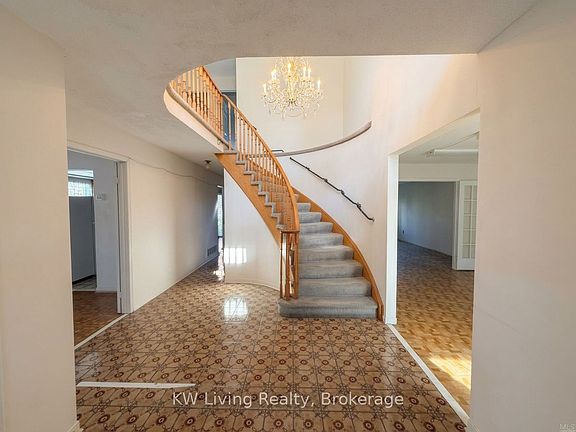 2nd image of 98 Canongate Trl