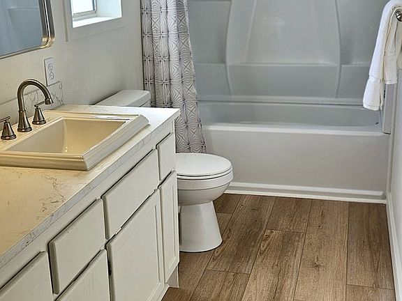 4th image of 451 Lochaven Ave