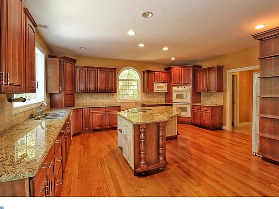 3rd image of 208 Vernet Dr