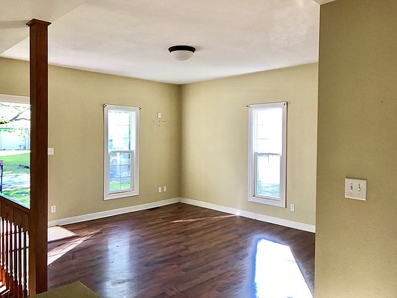 3rd image of 305 Market St