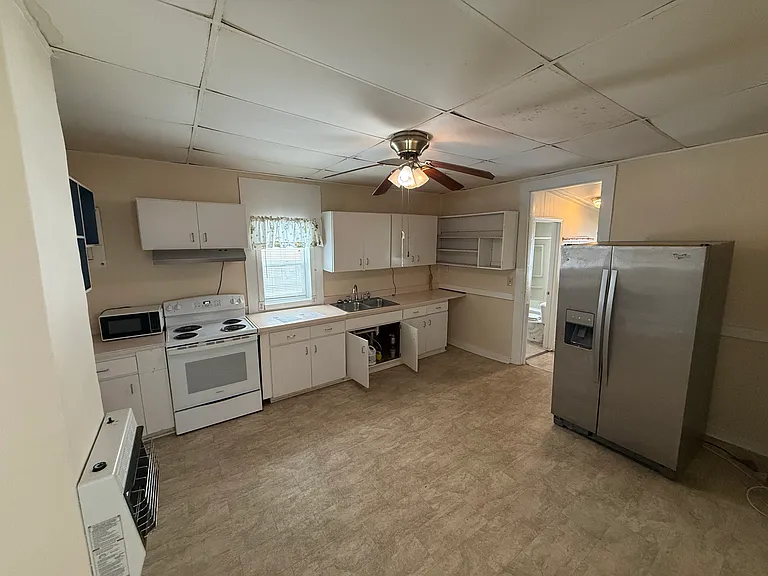 230 N Woodlawn St — Photo 8