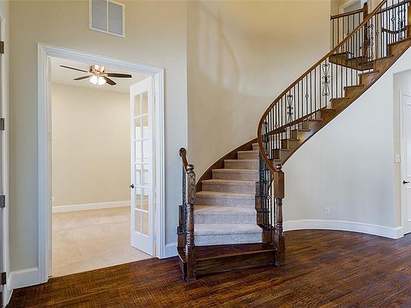 2nd image of 700 Orleans Dr