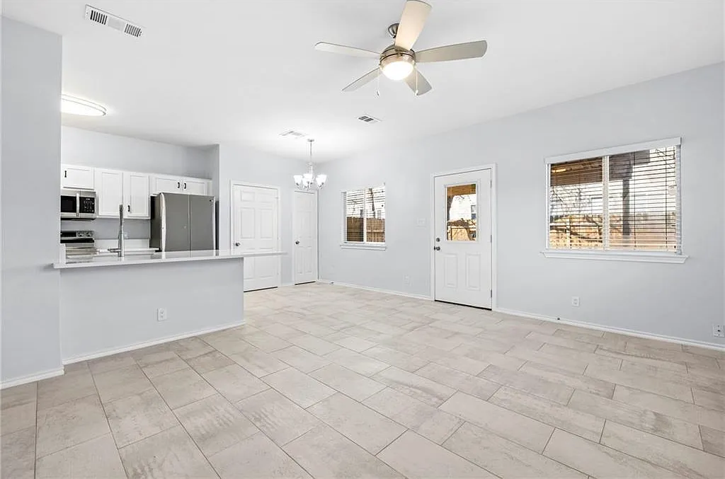 3 bed, 3.5 bath, 1396 sqft, $2,200 — Photo 3