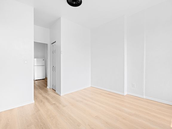 4th image of 231 E 10th St APT 14