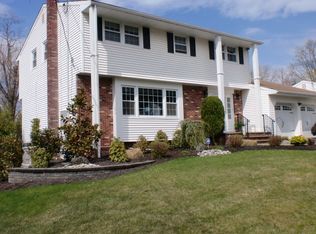 546 Wakefield Dr, Metuchen, NJ 08840