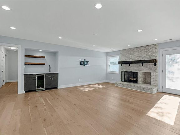 5th image of 688 Pinebrook Dr