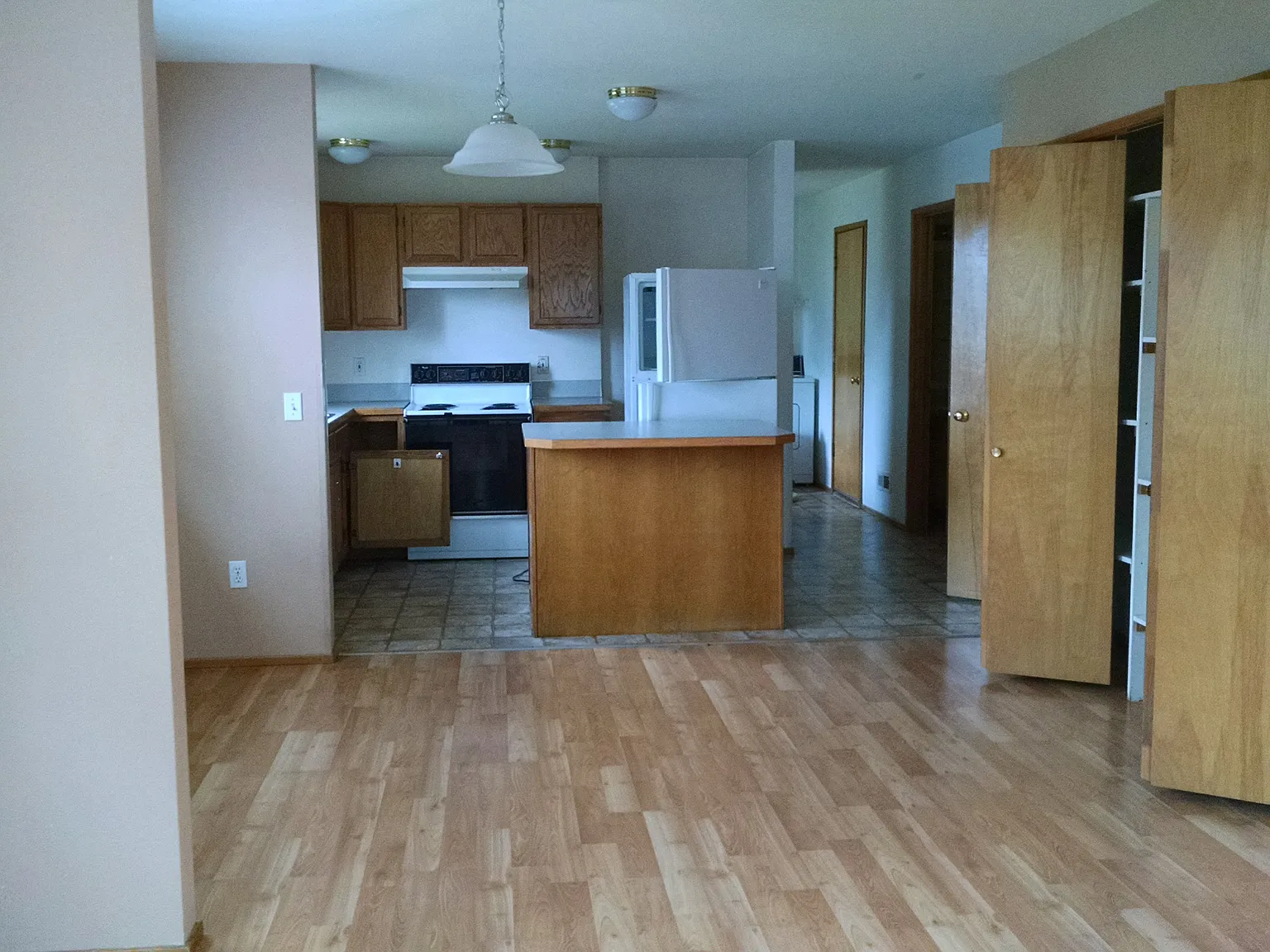 3 bed, 1.5 bath, 1200 sqft, $2,100 — Photo 2