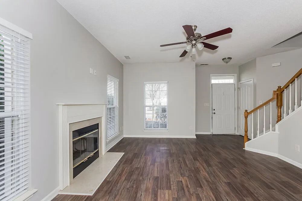 3 bed, 2.5 bath, 1617 sqft, $2,115 — Photo 2
