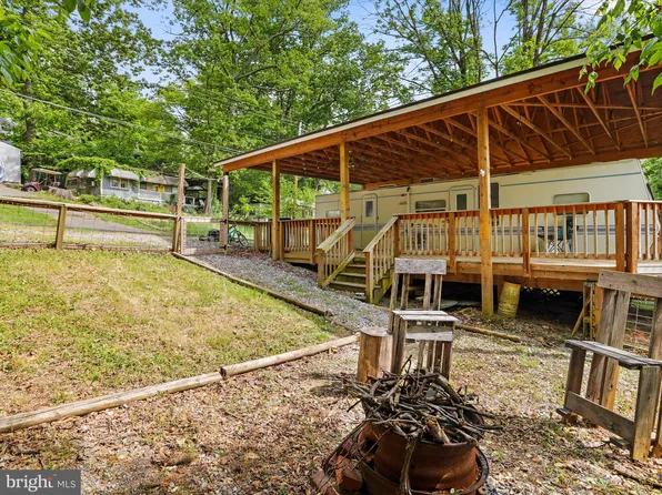 32 Forest Dr, Falling Waters, WV 25419