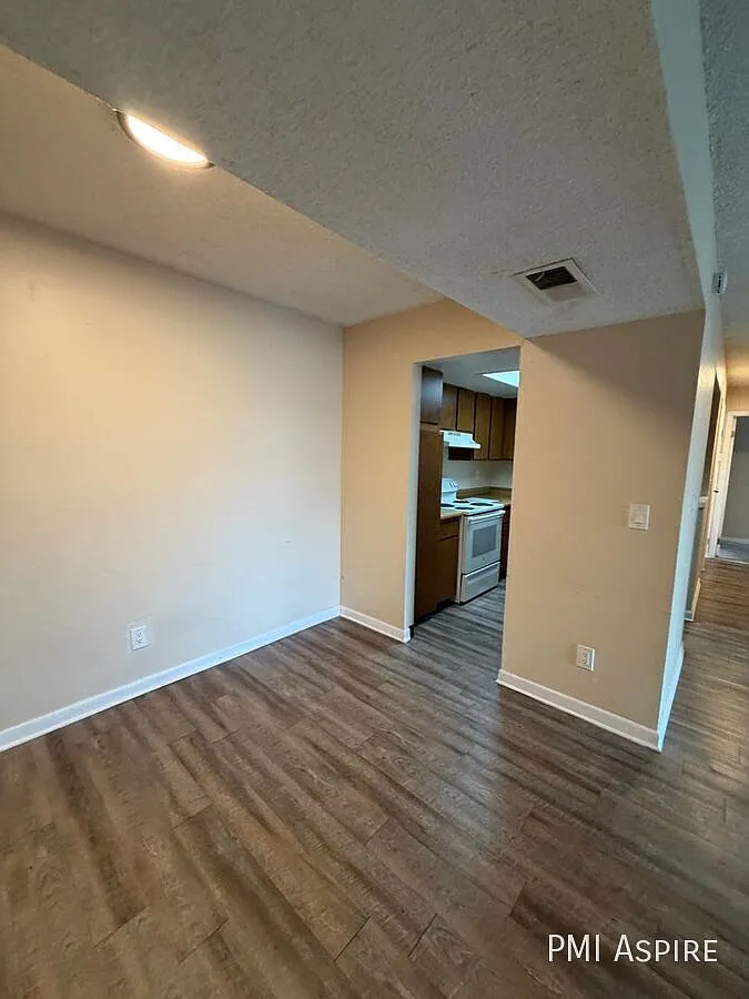 2 bed, 1.5 bath, 1000 sqft, $1,300 — Photo 3