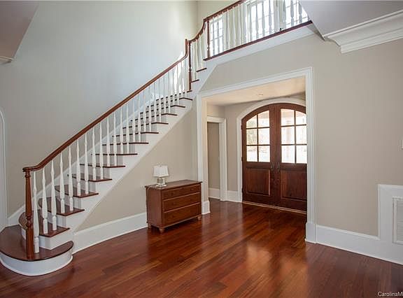 3rd image of 450 Greywalls Ln