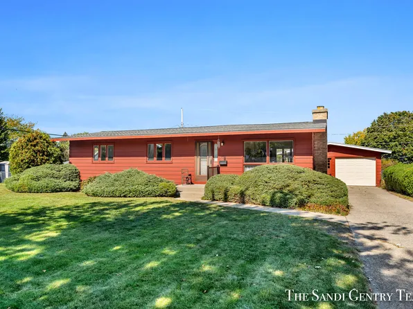 521 Robbins Rd, Grand Haven, MI 49417