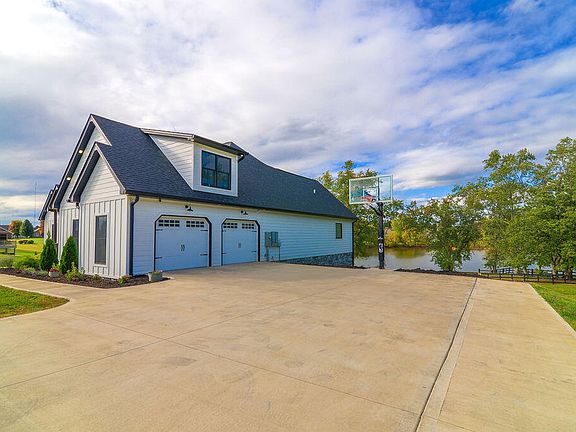 4th image of 566 Oak Leaf Ln
