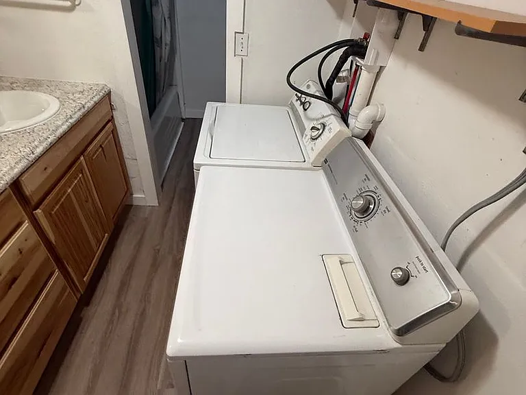 402 W Mercury St — Photo 12