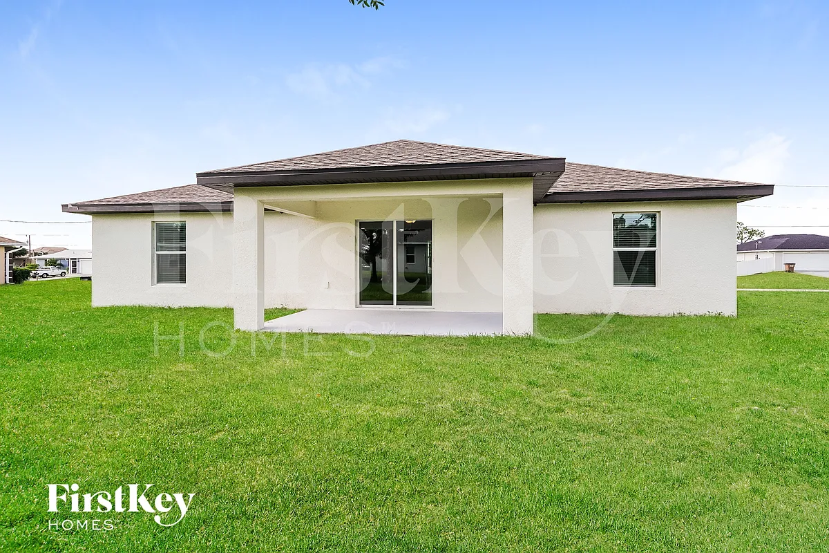 Building Photo - 2101 NW 10th Ter