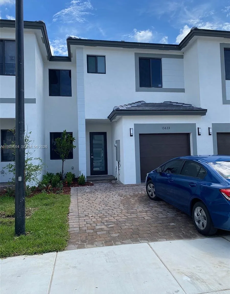 3 bed, 3.5 bath, $3,400 — Photo 1