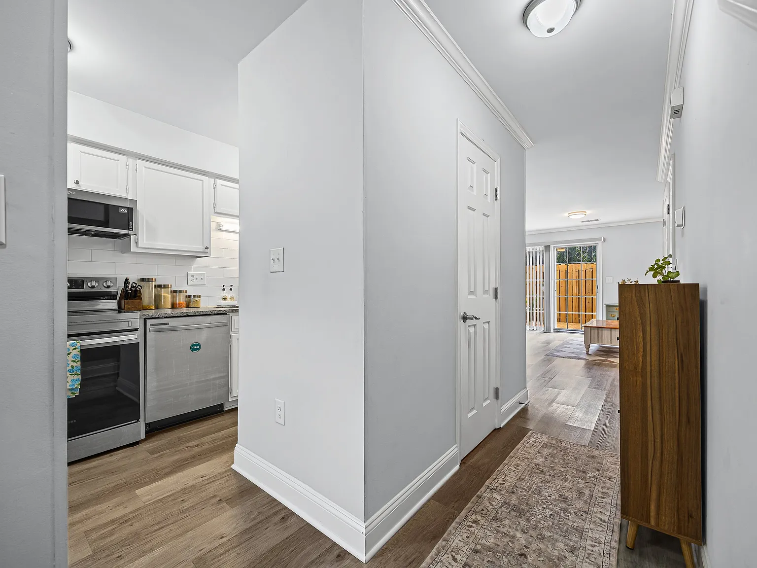 2 bed, 1.5 bath, 950 sqft, $2,100 — Photo 4