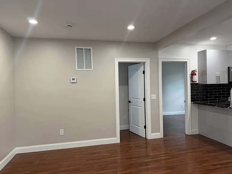 24 Dean St — Photo 25
