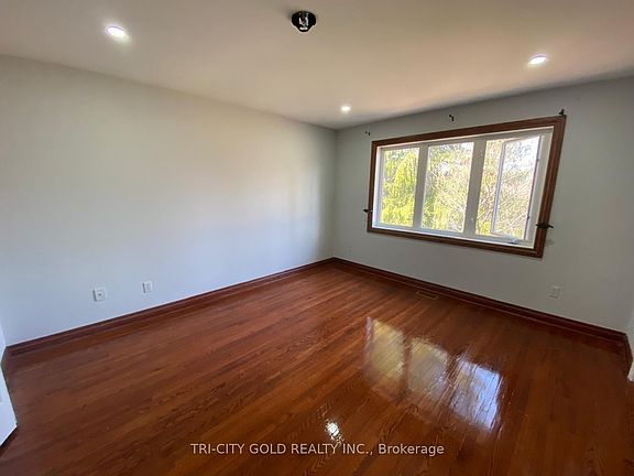 3rd image of 2696 Embleton Rd