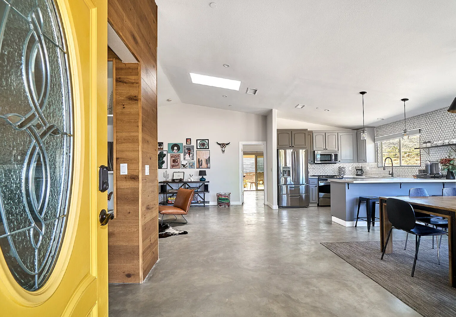 3 bed, 2.0 bath, 1904 sqft, $2,525 — Photo 2