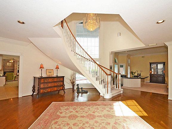 Elegance greets your guest the minute they step inside. This beautiful 2 story entry is grand in eve