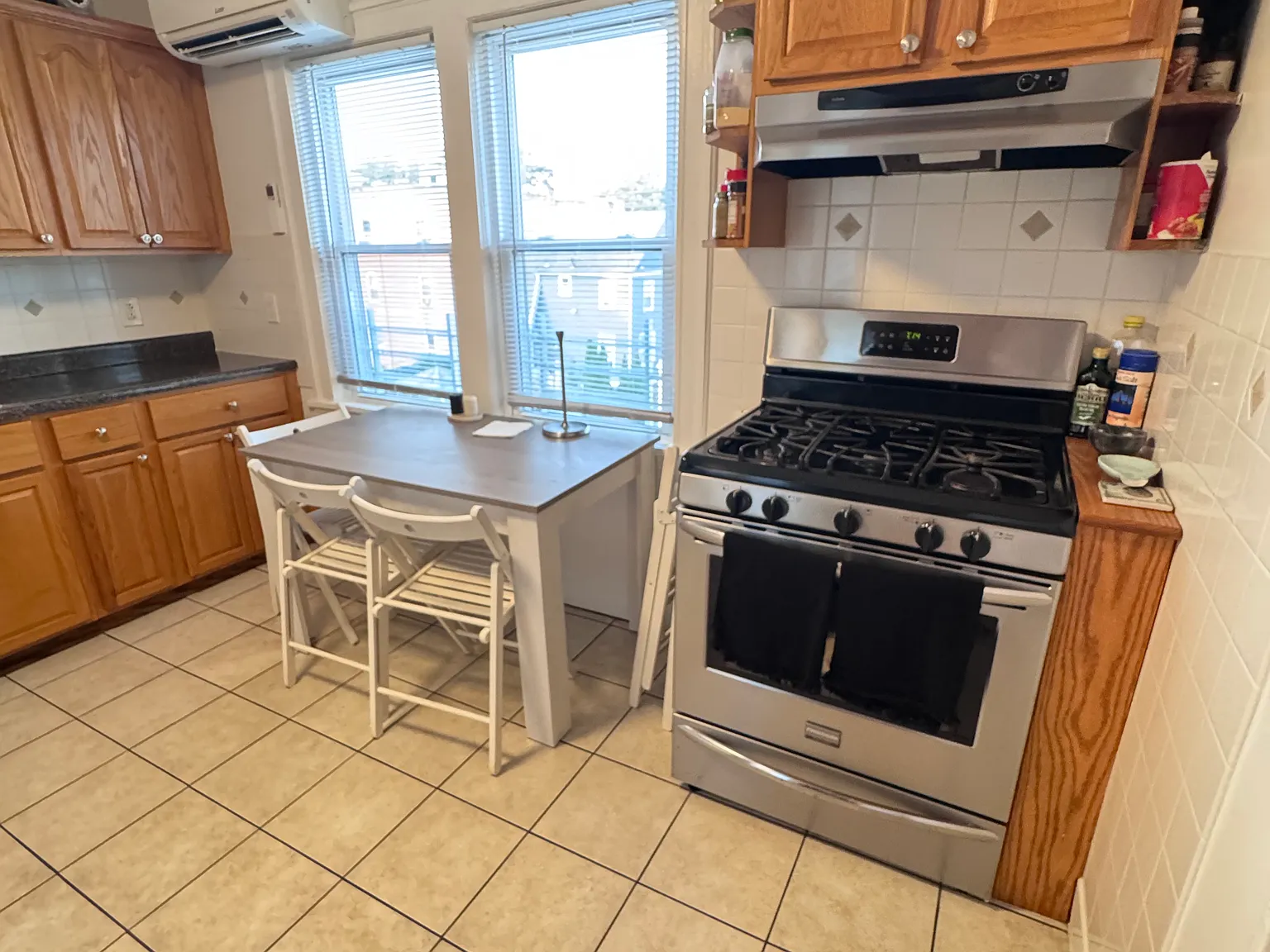 3 bed, 1000 sqft, $3,300 — Photo 3