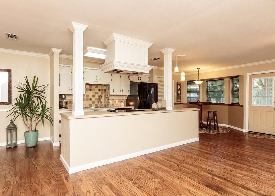 1st image of 1300 Shady Ln S