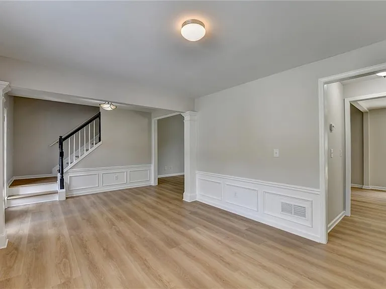 340 Waddington Trl — Photo 10