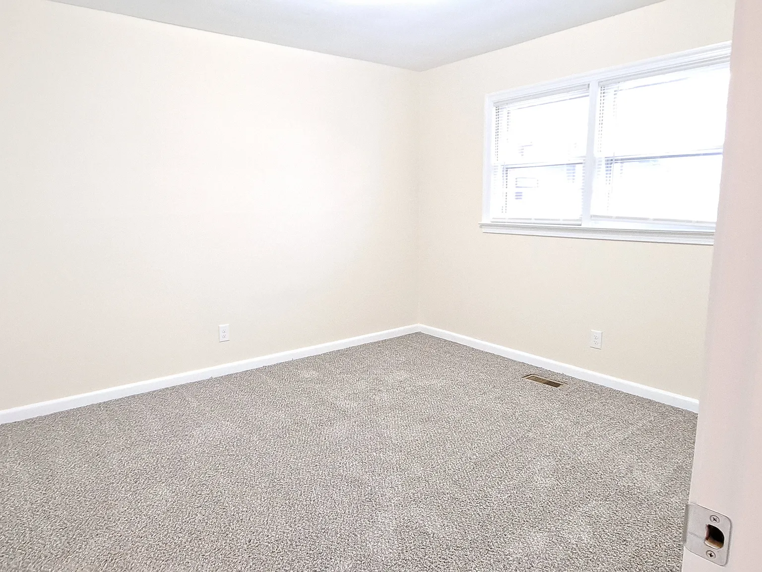 2 bed, $1,100 — Photo 4