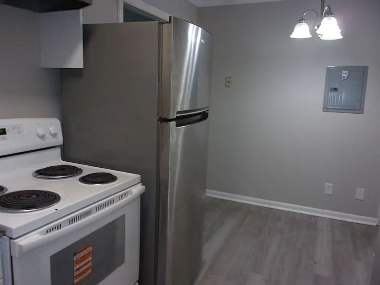 1045 W Meadow Dr — Photo 5