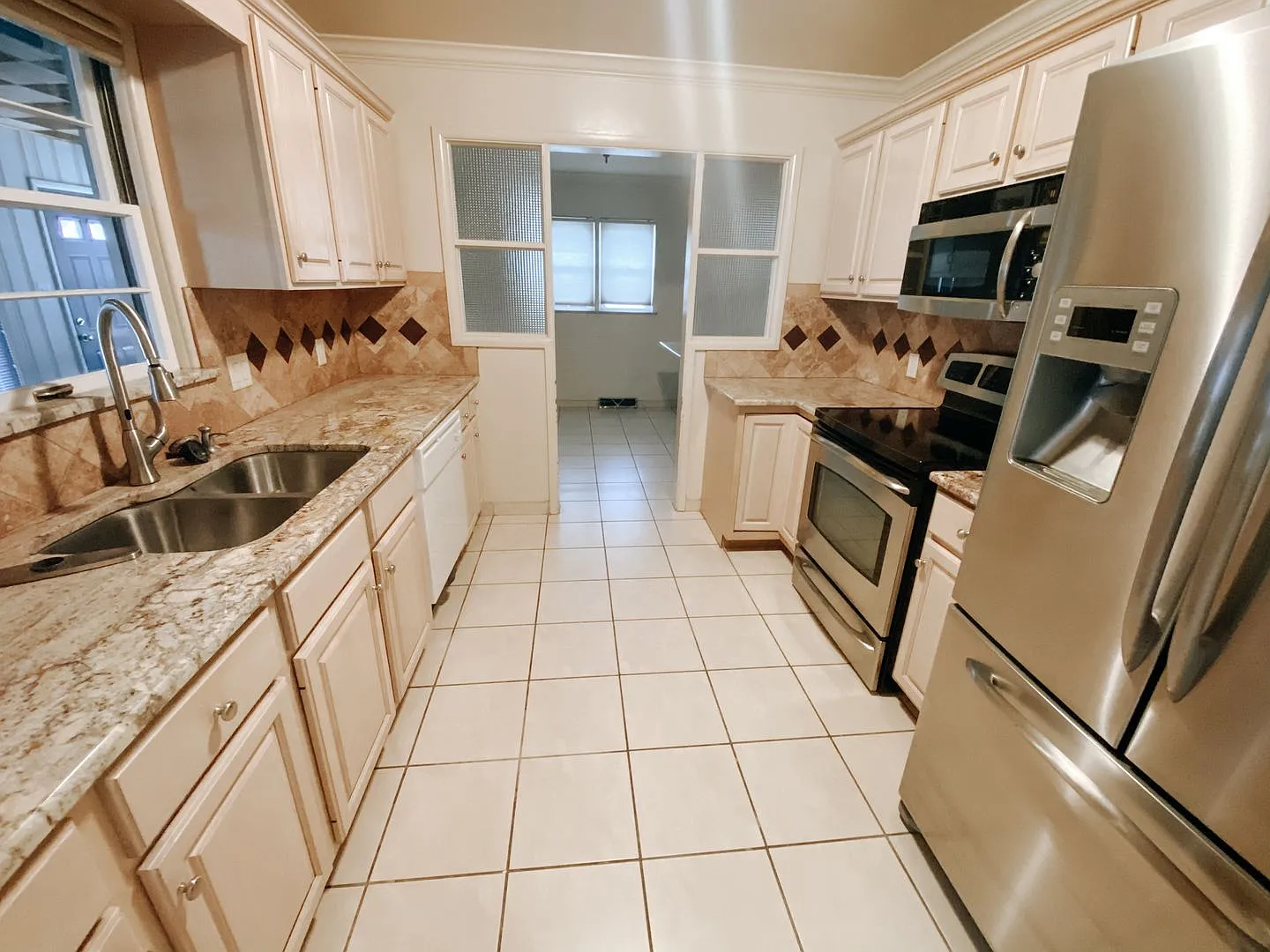 Beautiful 3 bedroom/2.5 bathroom home with a 2 car garage in West Lafayette, IN! — Photo 3