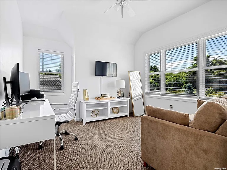 4 White Ln — Photo 18