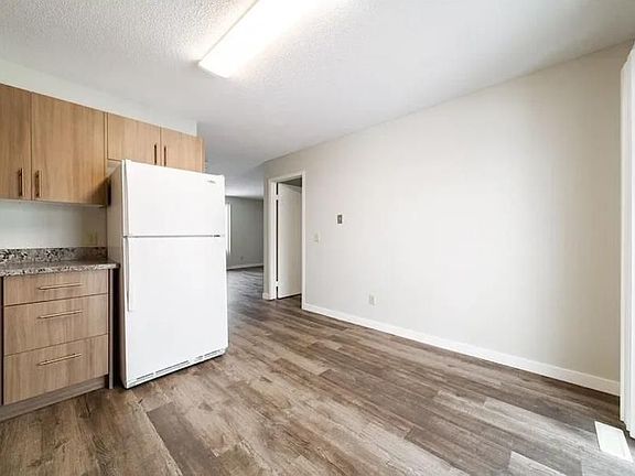 2nd image of 32 Holmes St