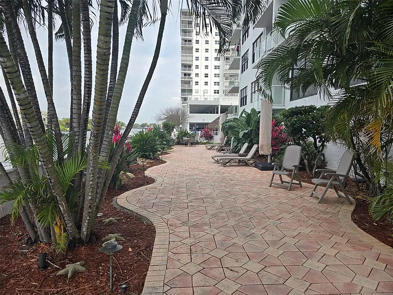 1401 N Riverside Dr #307 — Photo 6