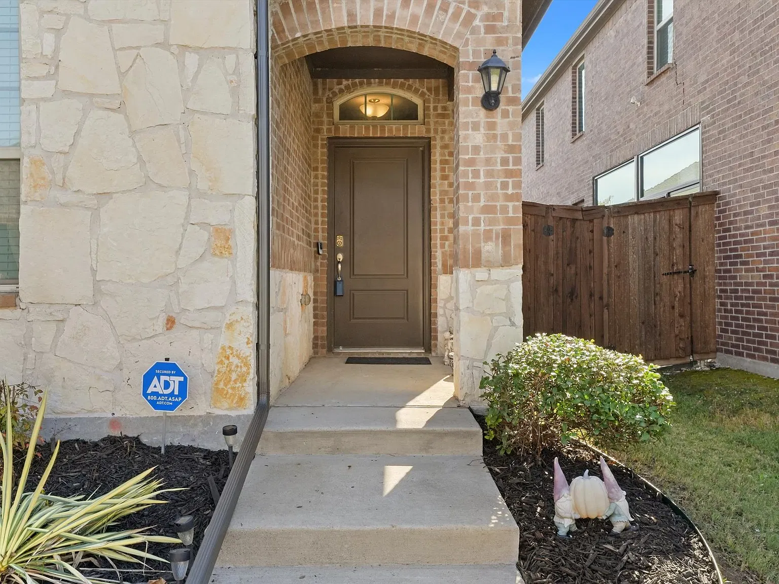 3 bed, 1525 sqft, $2,000 — Photo 2