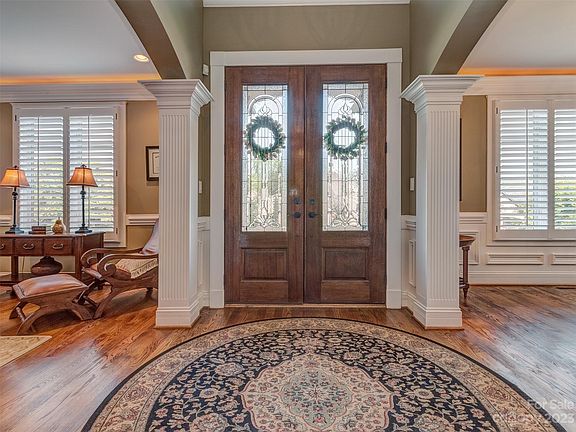 4th image of 304 Ivy Arbor Cir