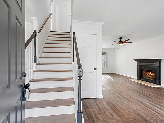 3rd image of 105 Horseshoe Ct