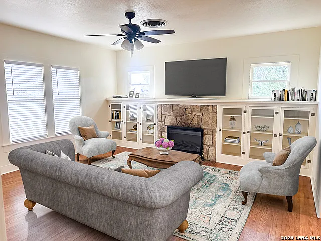 3 bed, 2.0 bath, 1520 sqft, $1,800 — Photo 3