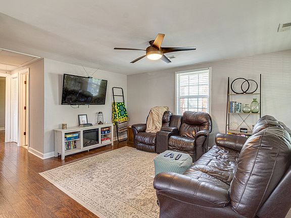 5th image of 2429 Batavia St