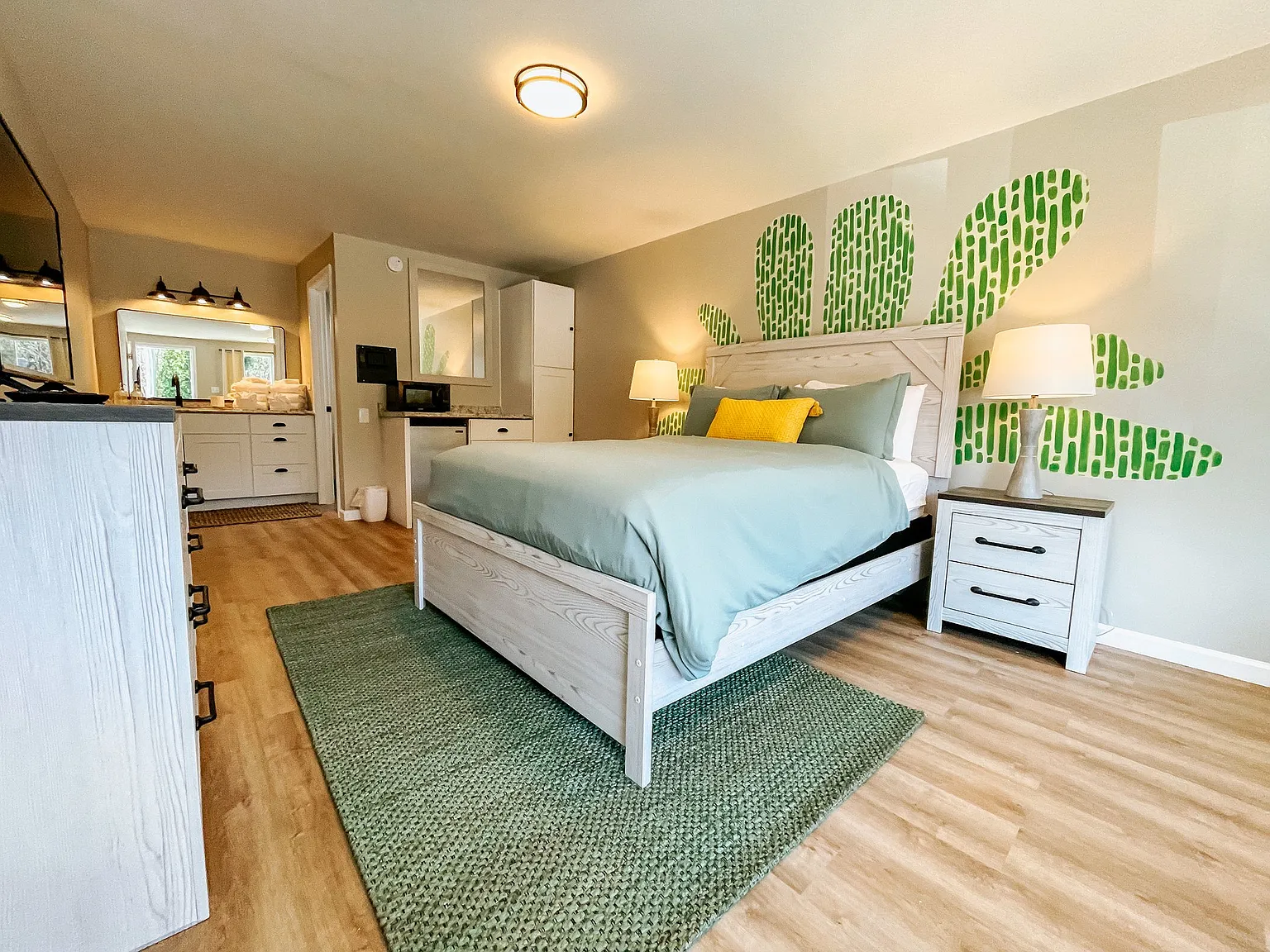Beautifully Renovated Furnished Studio at Trailblazer Inn - All Utilities Included — Photo 1